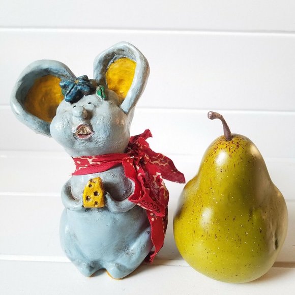 Vintage Mouse Holding Cheese Figurine - Picture 12 of 12